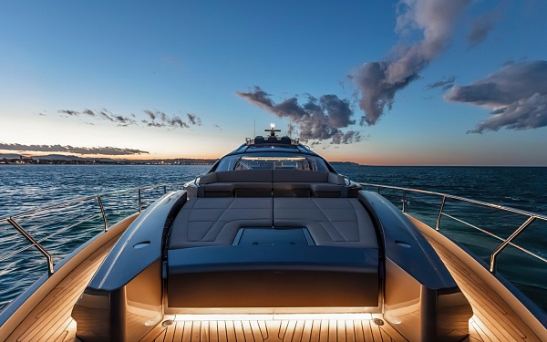 Продается моторная яхта PERSHING 8X 2022г.
